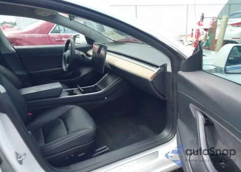 2020 Tesla Model 3 Standard Range Plus Rear-Wheel Drive/Standard Range Rear-Wheel Drive z USA, uszkodzony, nr VIN 5YJ3E1EA7LF706944